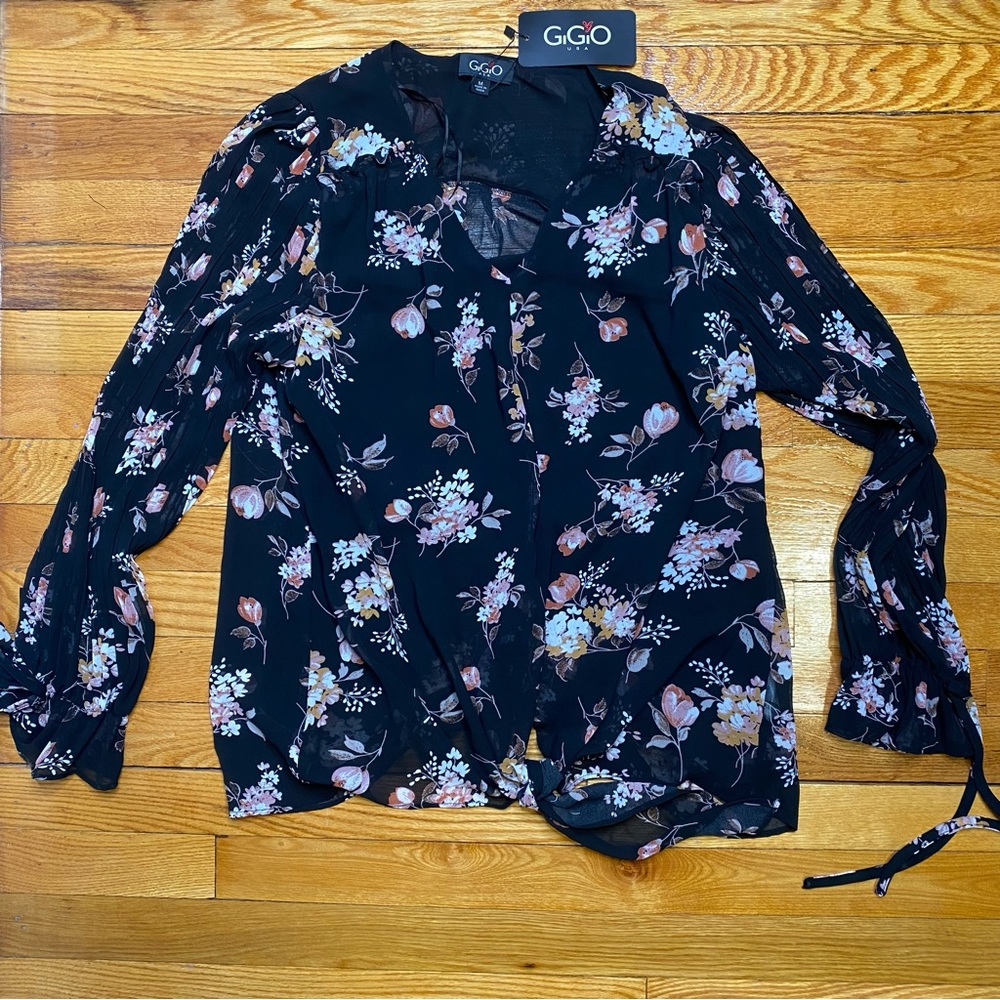 Brand New Women’s Floral Print Blouse. Size Medium.